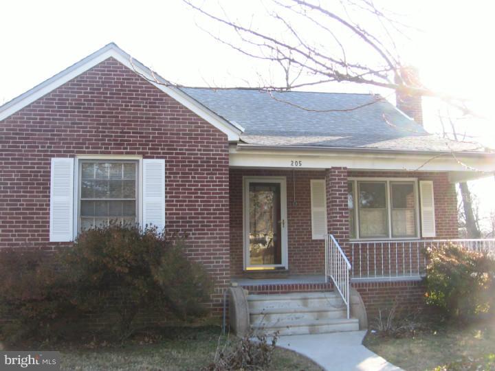 205 Upland Road Brookhaven, PA 19015 - Photo 3 of 25 Exterior Front