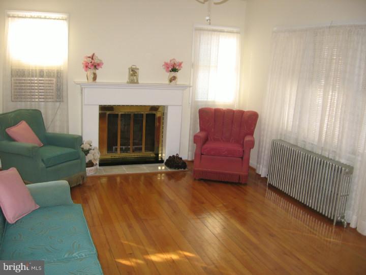 205 Upland Road Brookhaven, PA 19015 - Photo 4 of 25 Living Room