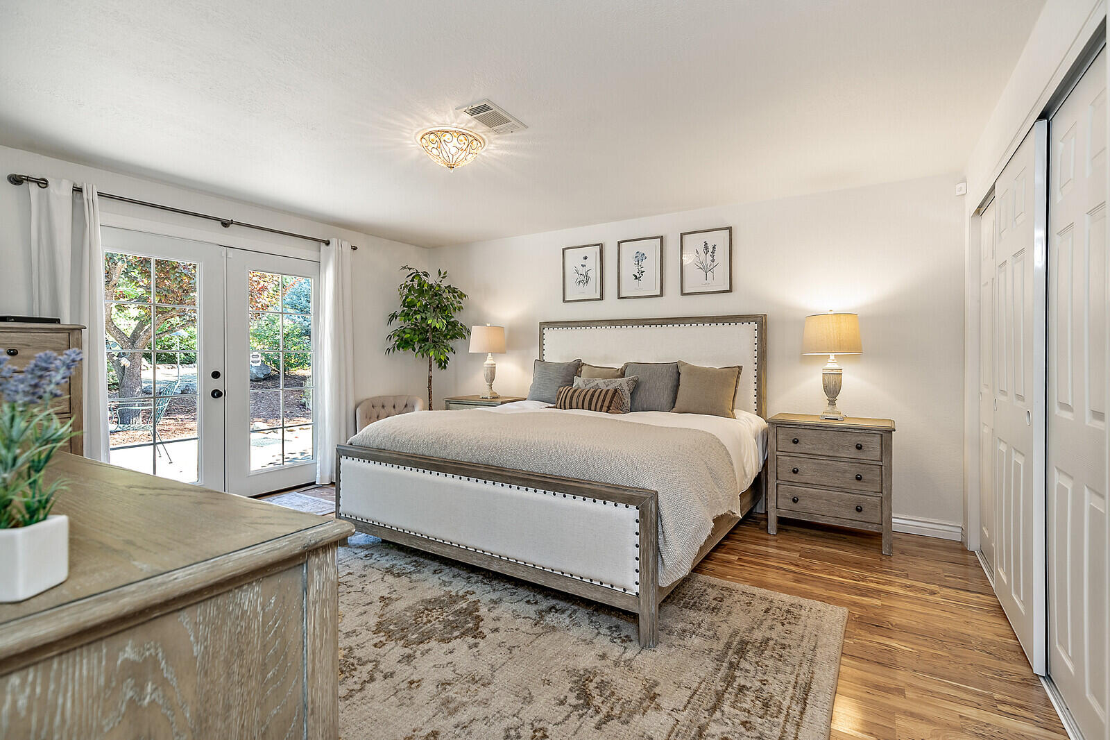 1011 Upper Applegate Road Jacksonville, OR 97530 - Photo 27 of 49 a bedroom with a large bed and a table