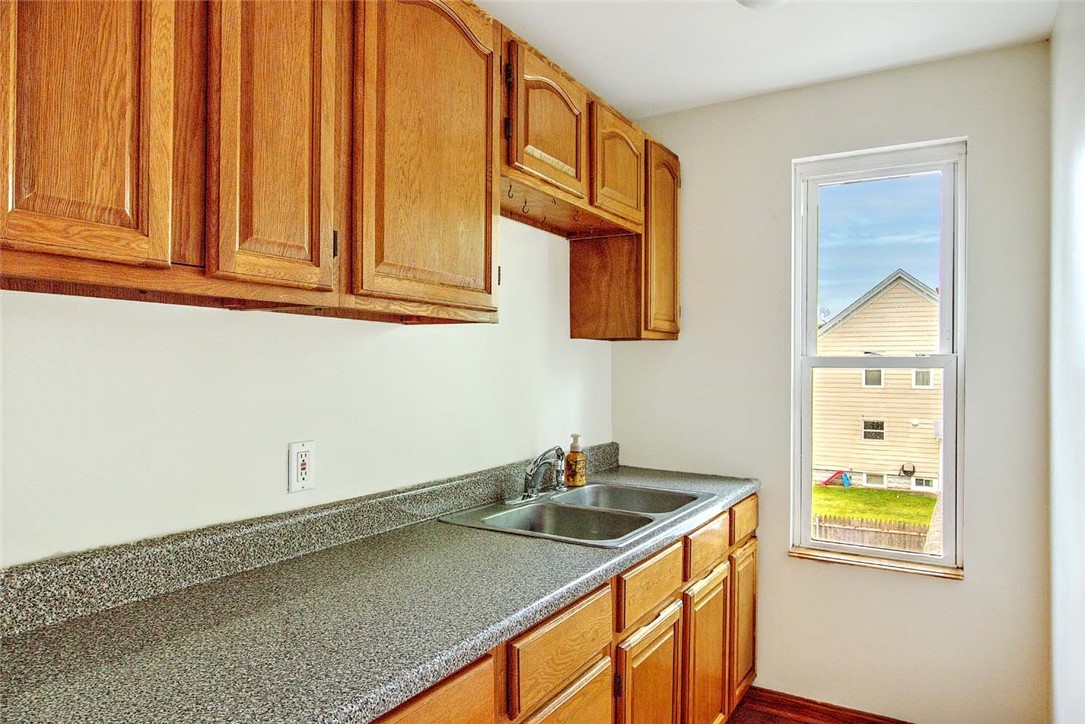 137 Hunts Avenue Pawtucket, RI 02861 - Photo 5 of 14