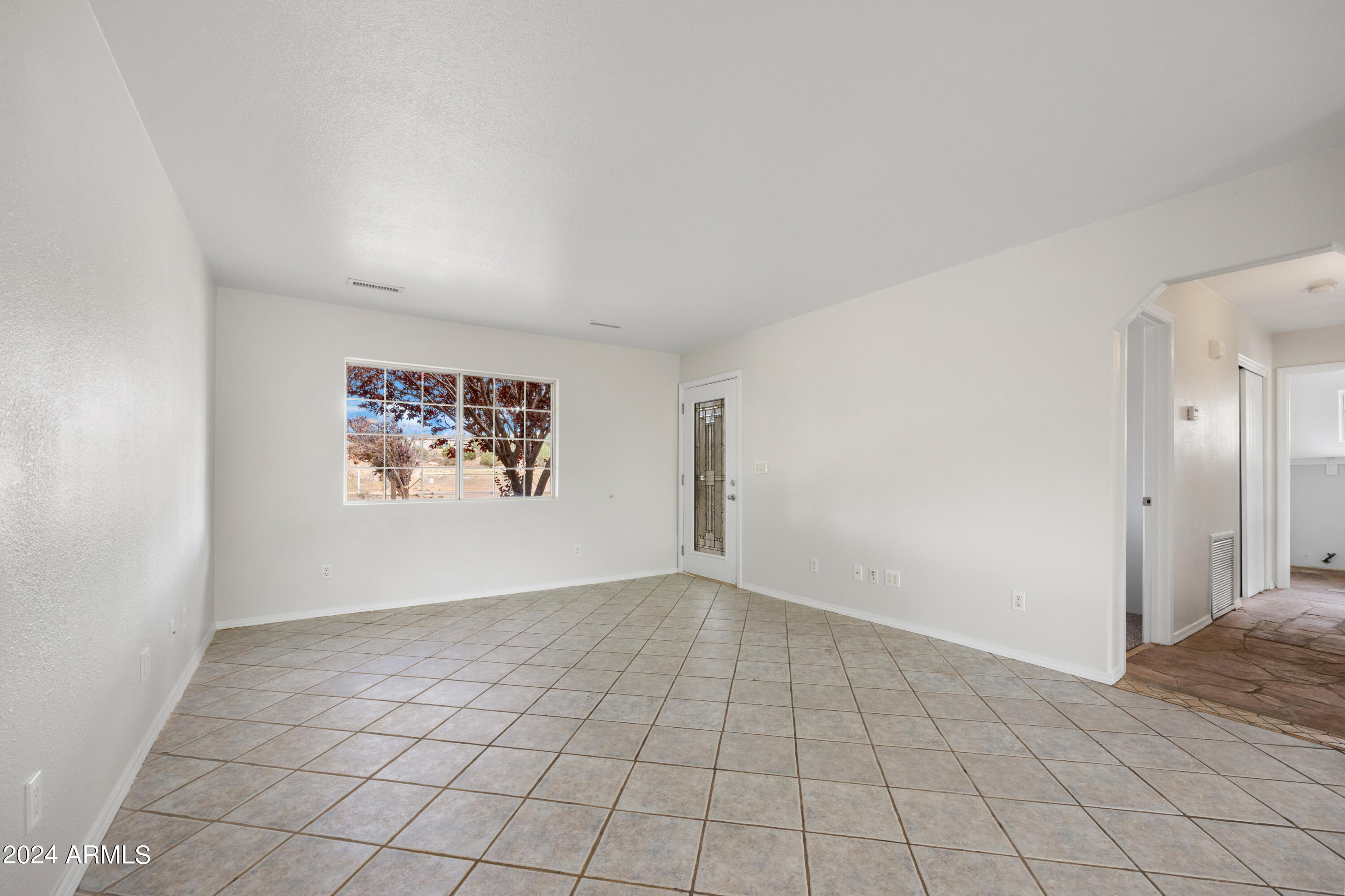 24600 Prairie Way Paulden, AZ 86334 - Photo 3 of 23 03-Living Room