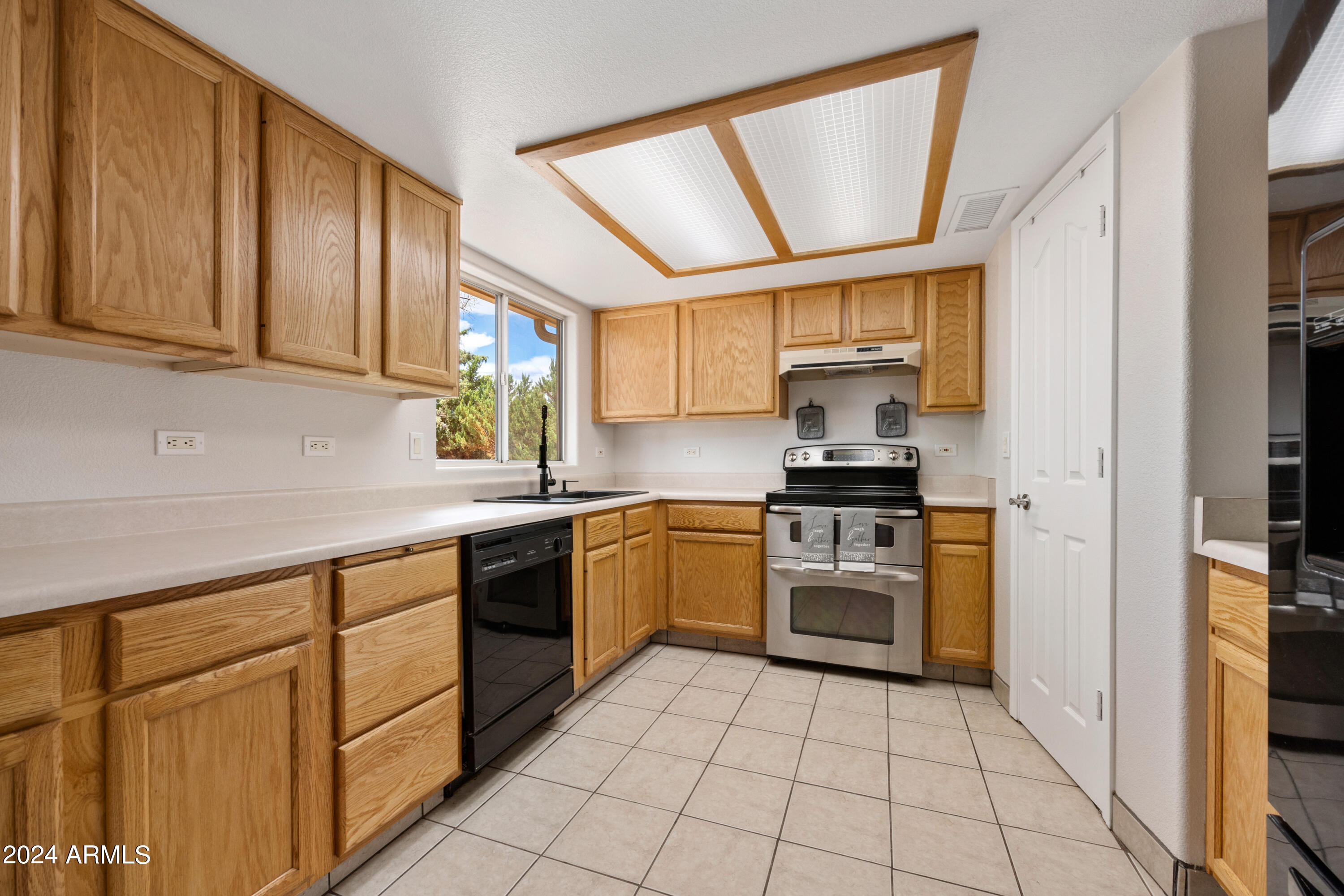 24600 Prairie Way Paulden, AZ 86334 - Photo 5 of 23 05-Kitchen