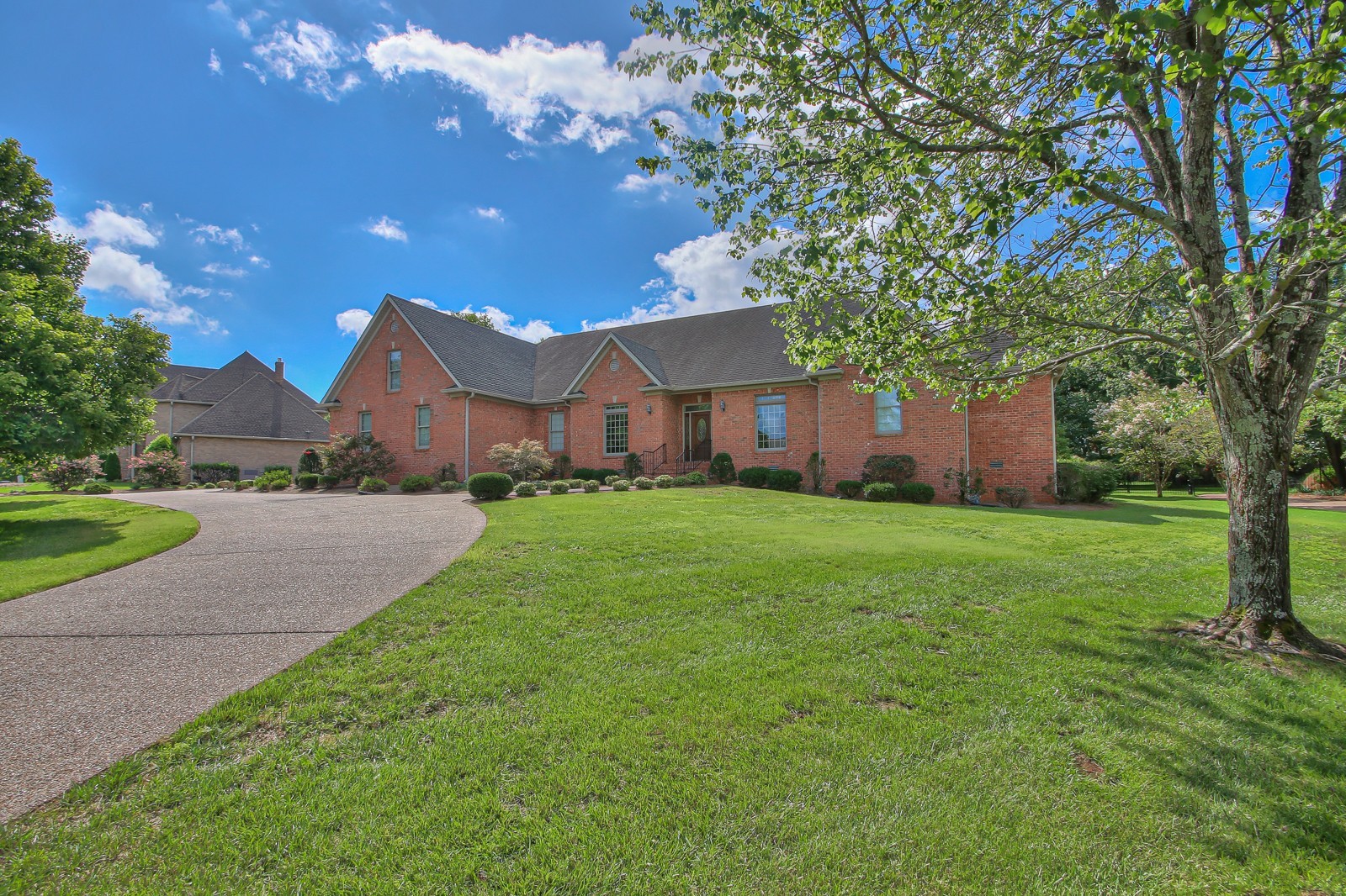 521 Robards Circle Old Hickory, TN 37138 - Photo 3 of 50 a front view of a house with garden