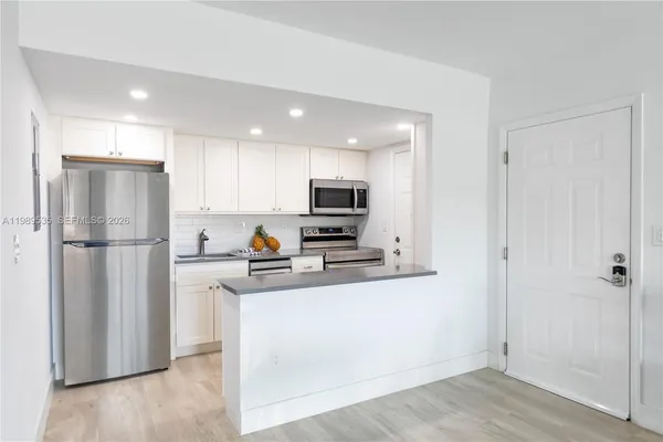 $640,000 | 290 Sunrise Drive, Unit 3F, Key Biscayne, FL 33149