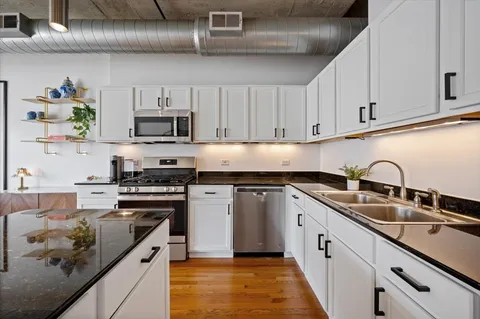 $349,900 | 933 West Van Buren Street, Unit 702, Chicago, IL 60607