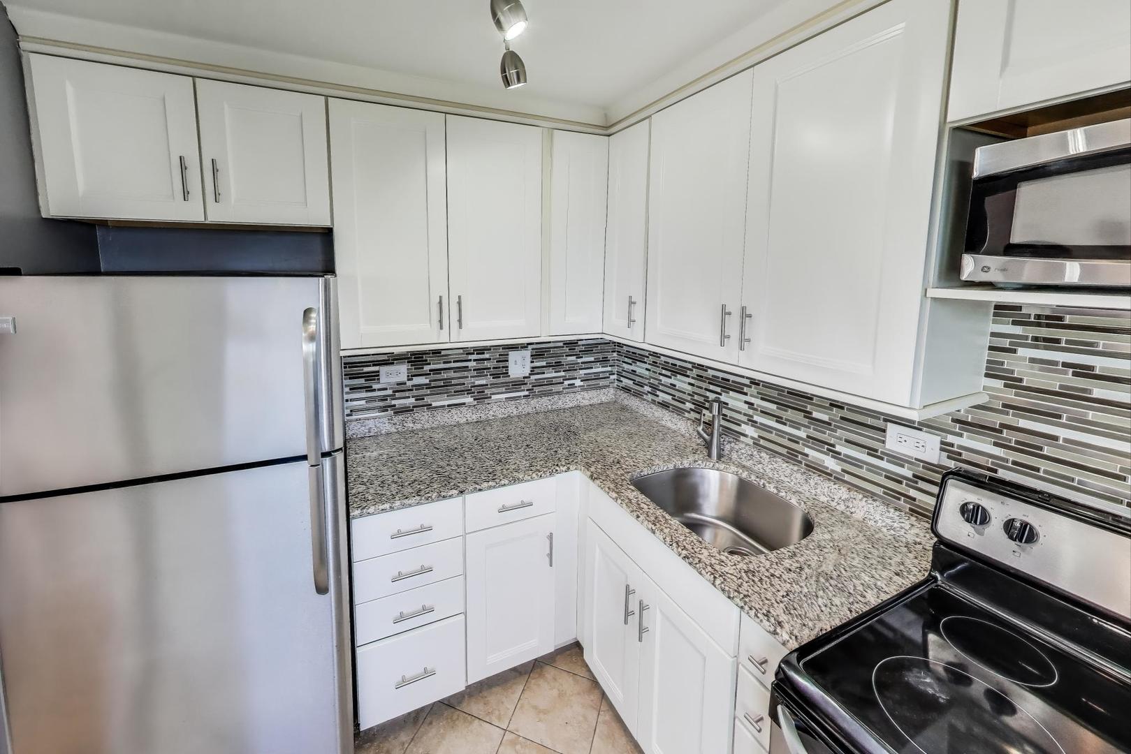 700 West Bittersweet Place, Unit 807 Chicago, IL 60613 - Photo 5 of 24 Gallery Image 5