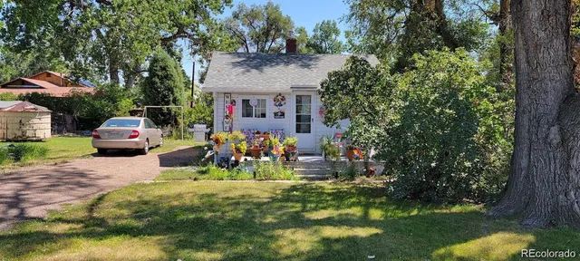 a view of a house with backyard and sitting area