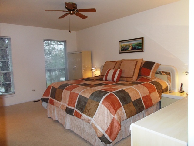 160 West Golf Road Libertyville, IL 60048 - Photo 11 of 12 a bedroom with a bed and lamp