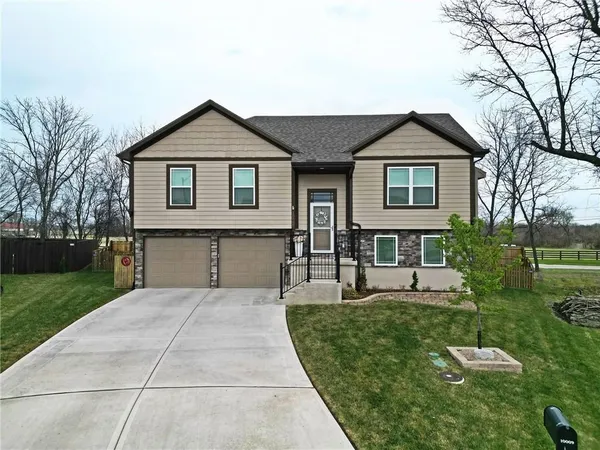 $349,900 | 10009 Karyn Court, Peculiar, MO 64078