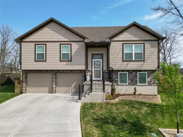$349,900 | 10009 Karyn Court, Peculiar, MO 64078