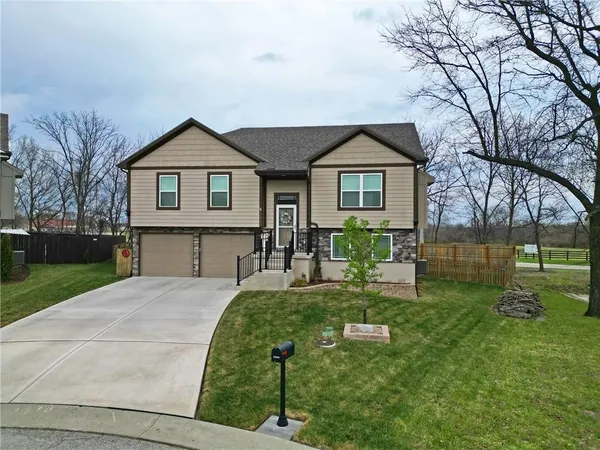 $349,900 | 10009 Karyn Court, Peculiar, MO 64078