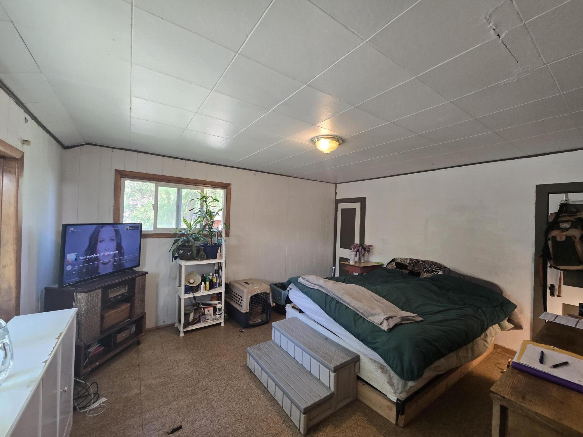 409 East Ash Street Chiloquin, OR 97624 - Photo 6 of 37 a bed sitting in a room next to a window
