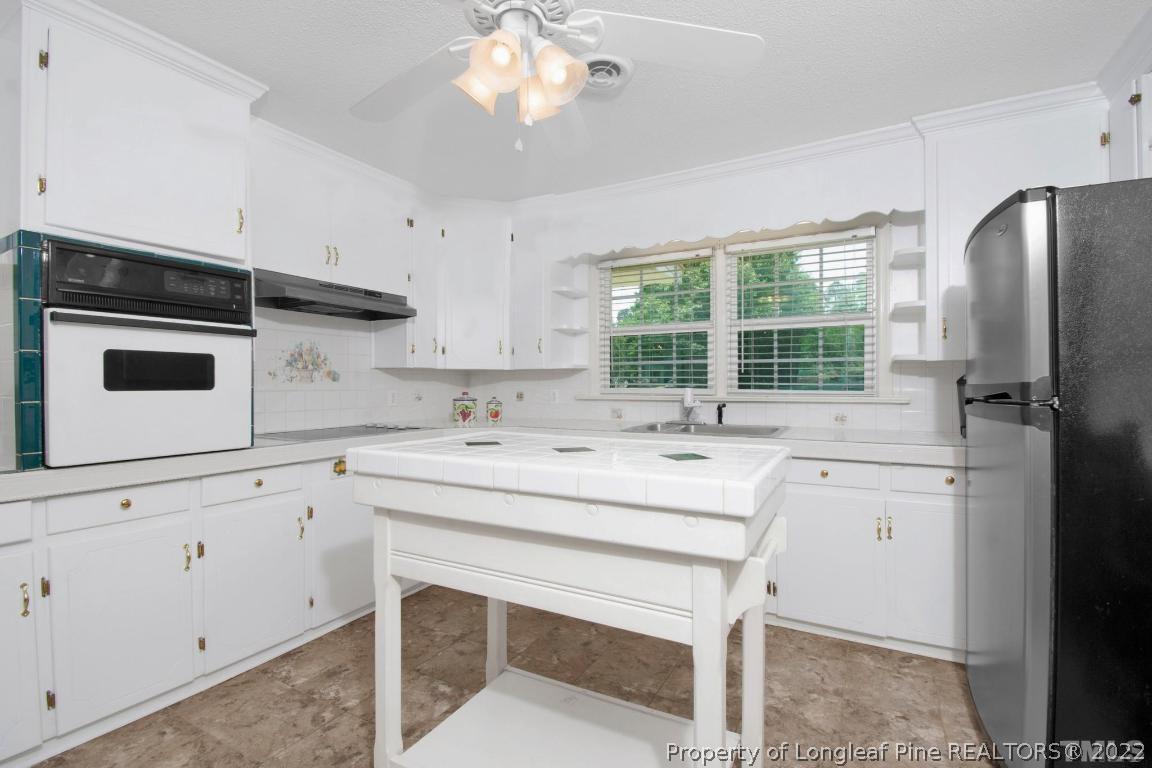 1541 3 Bridge Road Dunn, NC 28334 - Photo 15 of 32 a kitchen with a sink stove and microwave