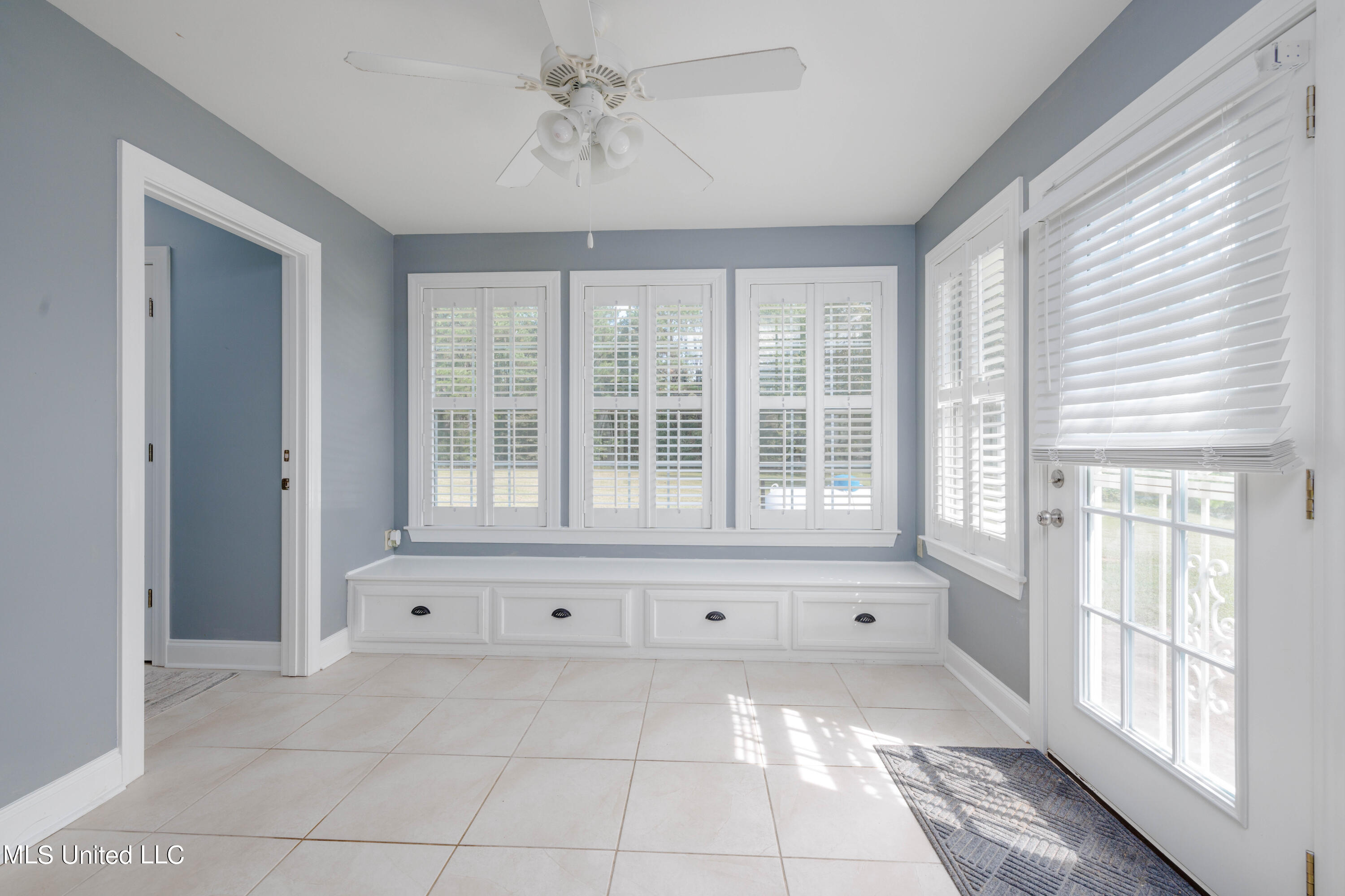 5679 Peyton Road Coldwater, MS 38618 - Photo 12 of 27 17-mudroom