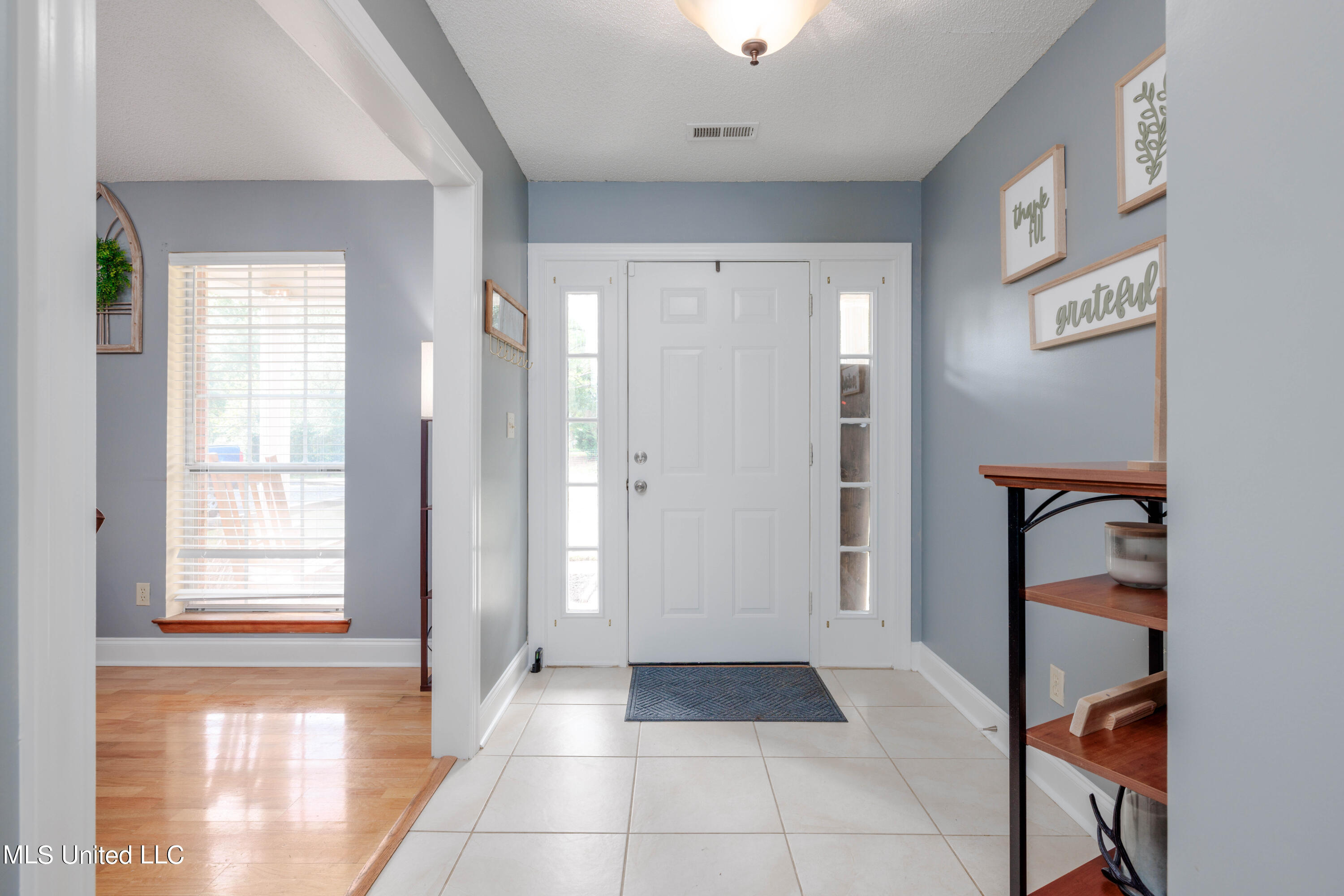 5679 Peyton Road Coldwater, MS 38618 - Photo 4 of 27 08-Entry