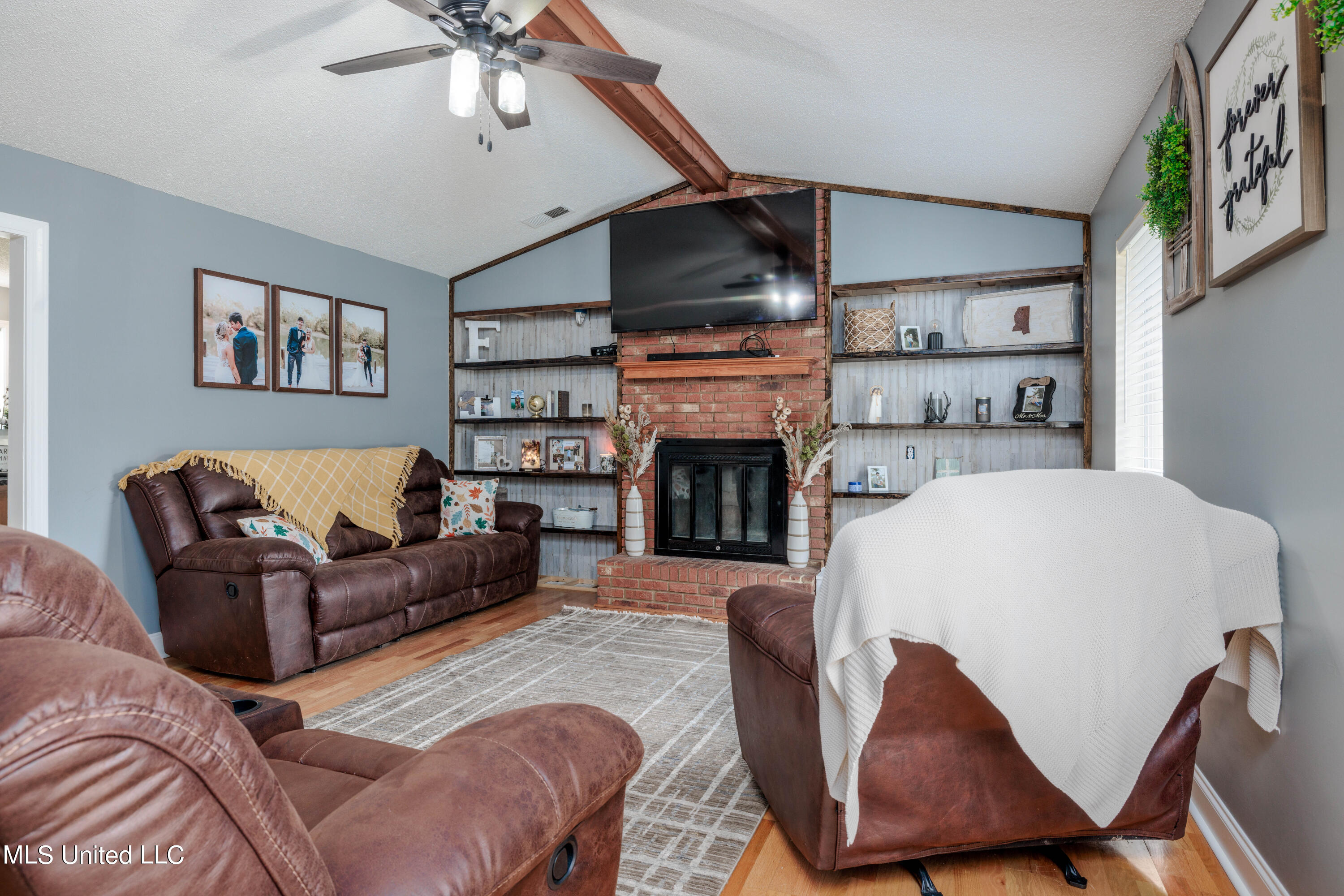 5679 Peyton Road Coldwater, MS 38618 - Photo 5 of 27 09-Living room