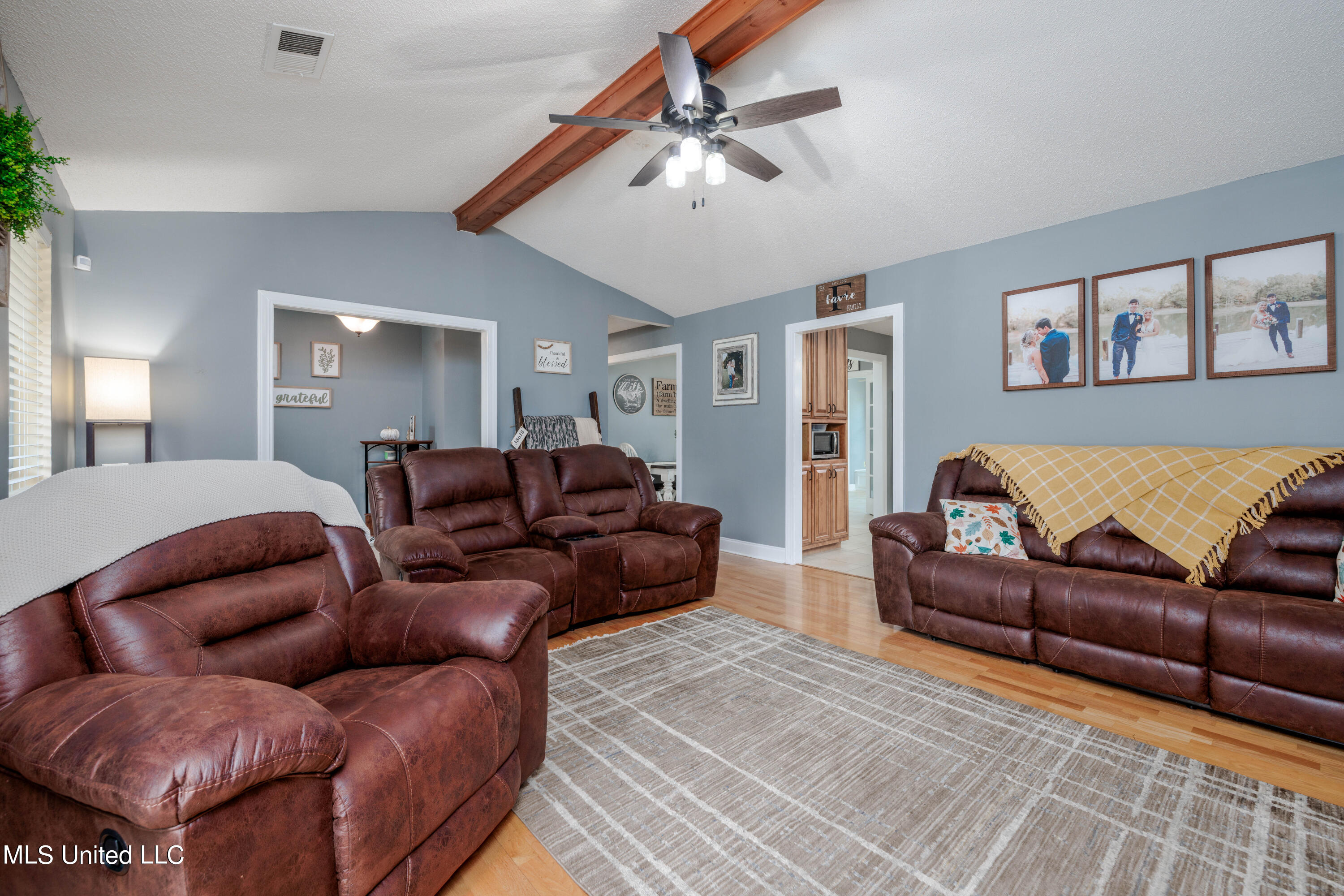 5679 Peyton Road Coldwater, MS 38618 - Photo 6 of 27 11-living room