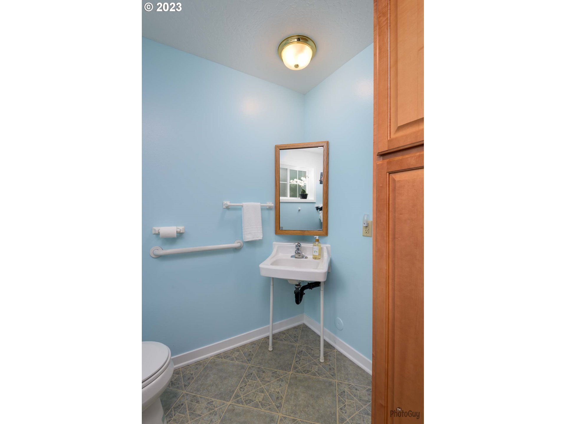3325 Elmira Road Eugene, OR 97402 - Photo 20 of 32 Bathroom