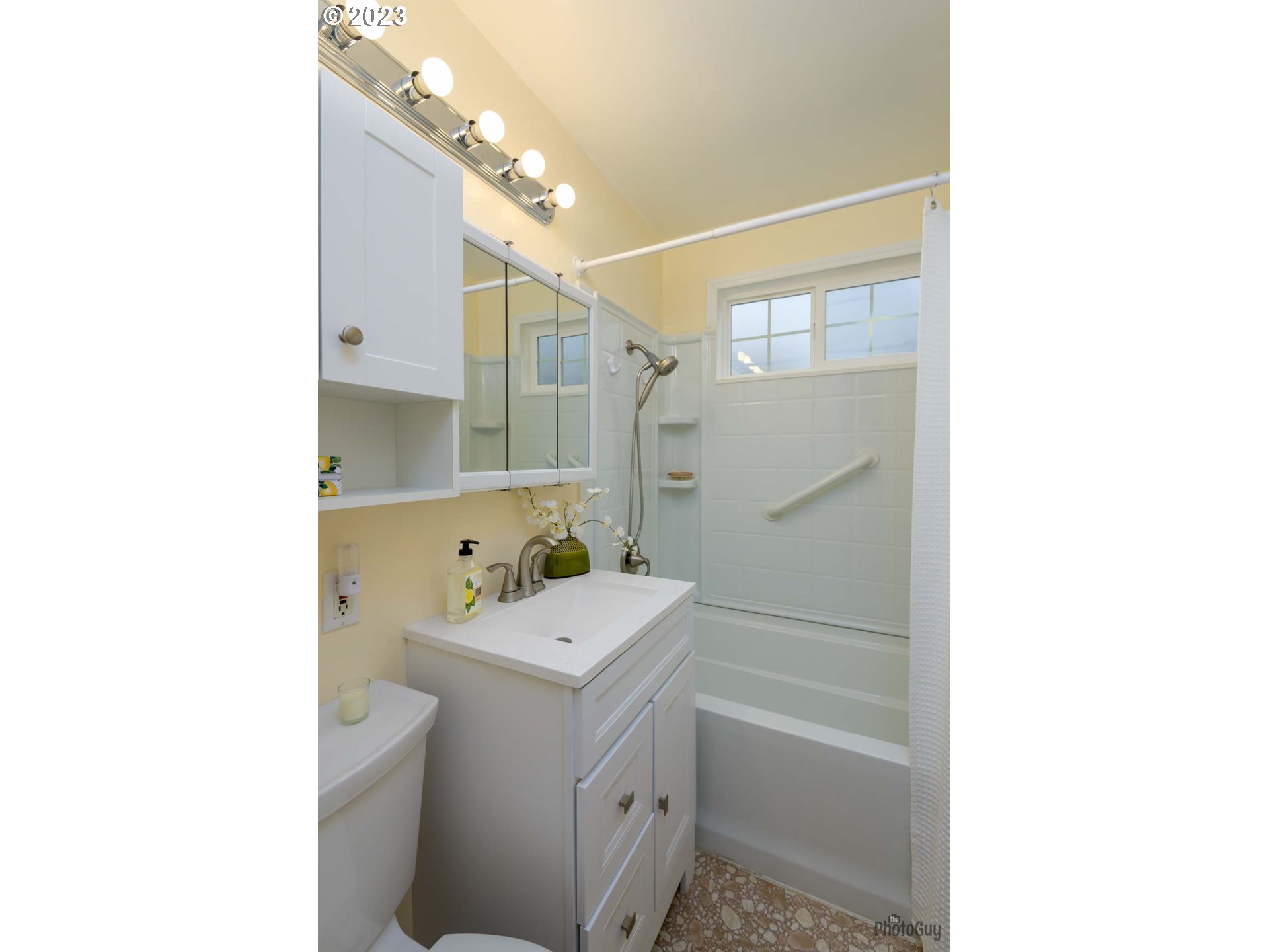 3325 Elmira Road Eugene, OR 97402 - Photo 23 of 32 Bathroom
