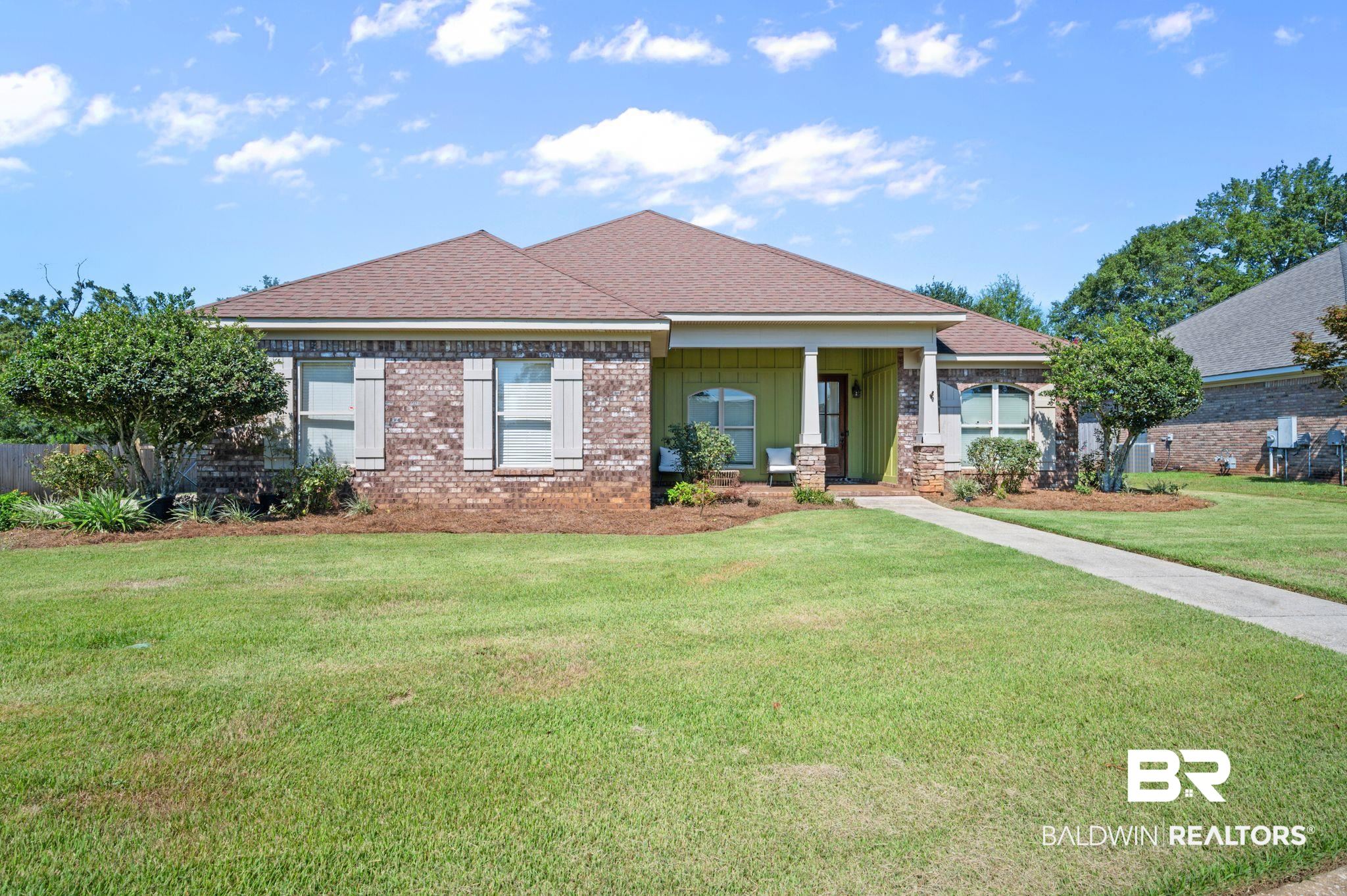 View of front facade featuring a front yard
