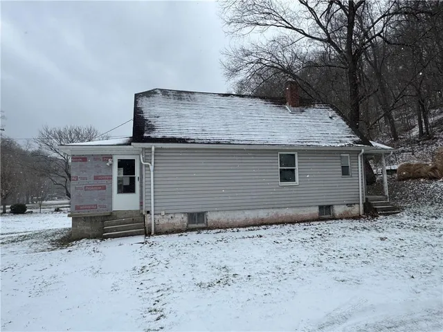 a view of a house with a backyard