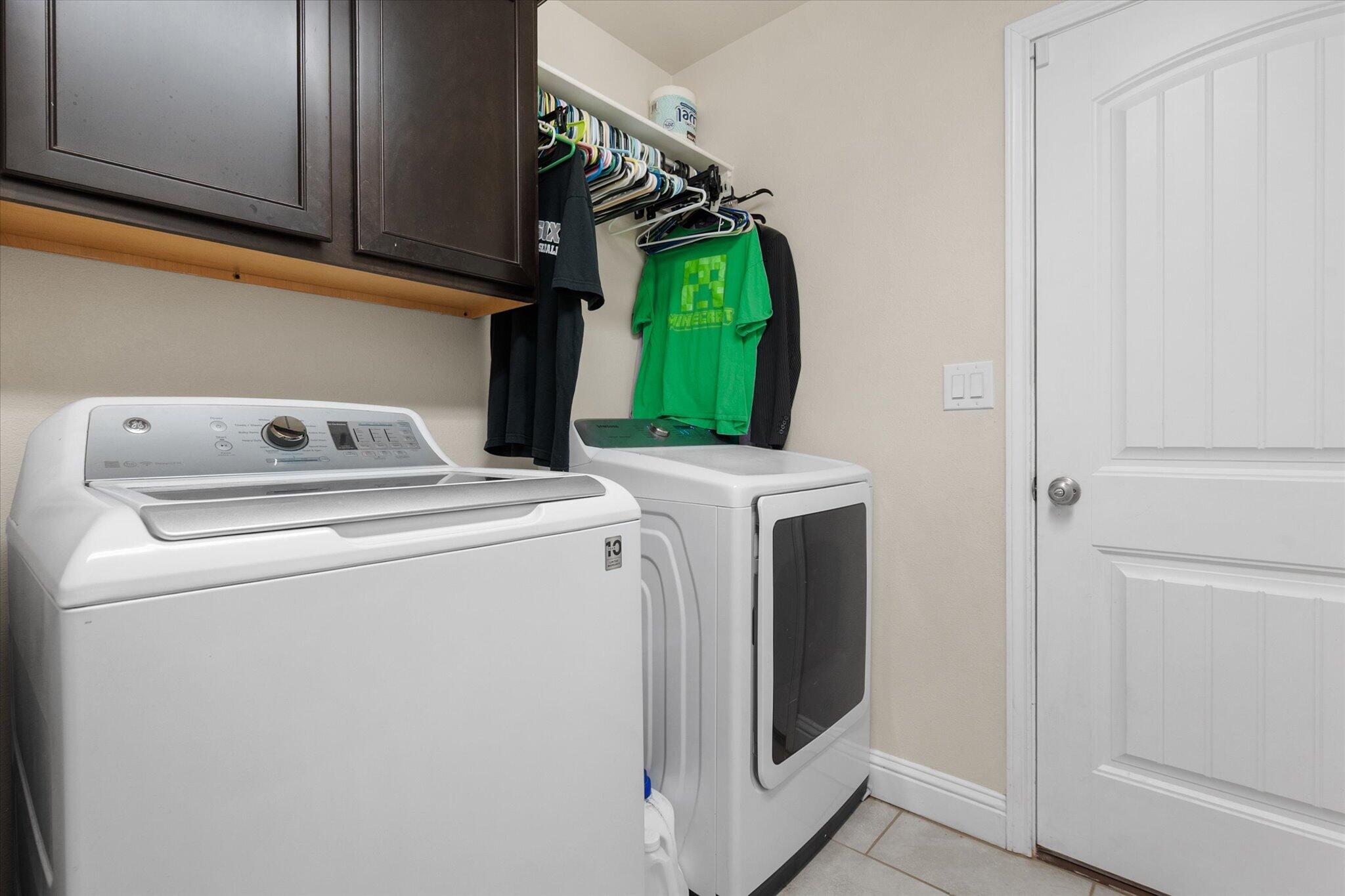 7038 95th Street Lubbock, TX 79424 - Photo 18 of 23 a utility room with dryer and washer