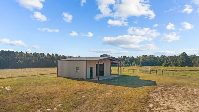a view of a big room with a big yard