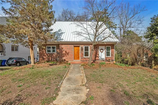 a view of a yard in front of house