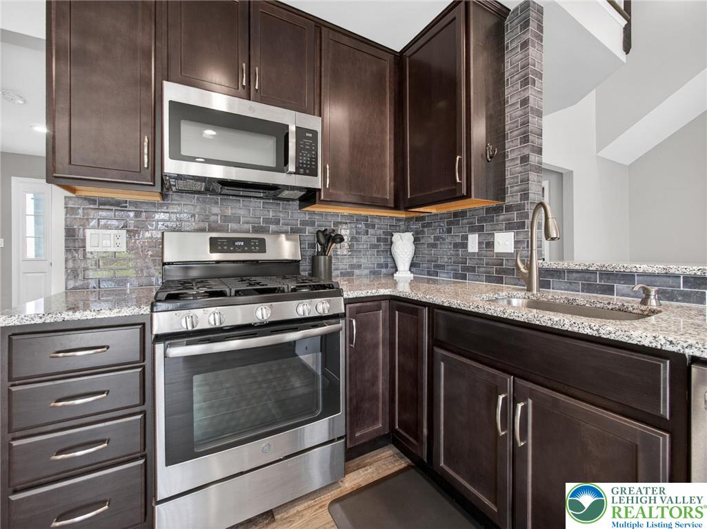 6223 Jenna Court Slatington, PA 18080 - Photo 22 of 61 Kitchen w/ granite counters and stainless appliances.