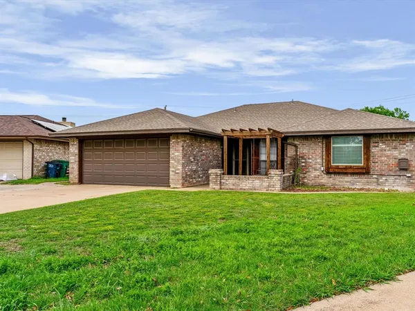 $304,900 | 2600 South Meadow Drive, Fort Worth, TX 76133