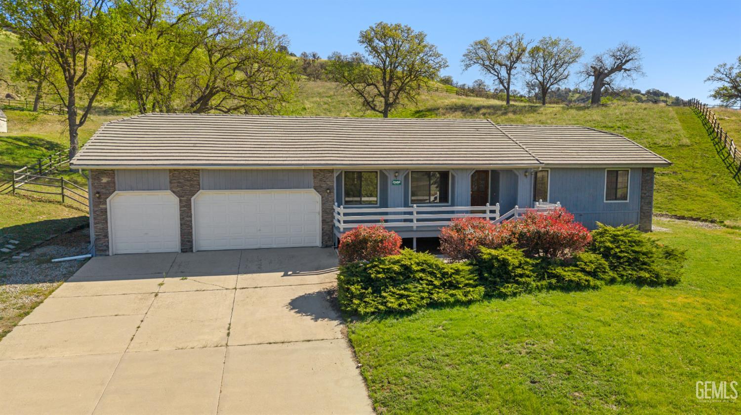 Undisclosed Address Tehachapi, CA 93561 - Photo 32 of 37 a front view of house with yard