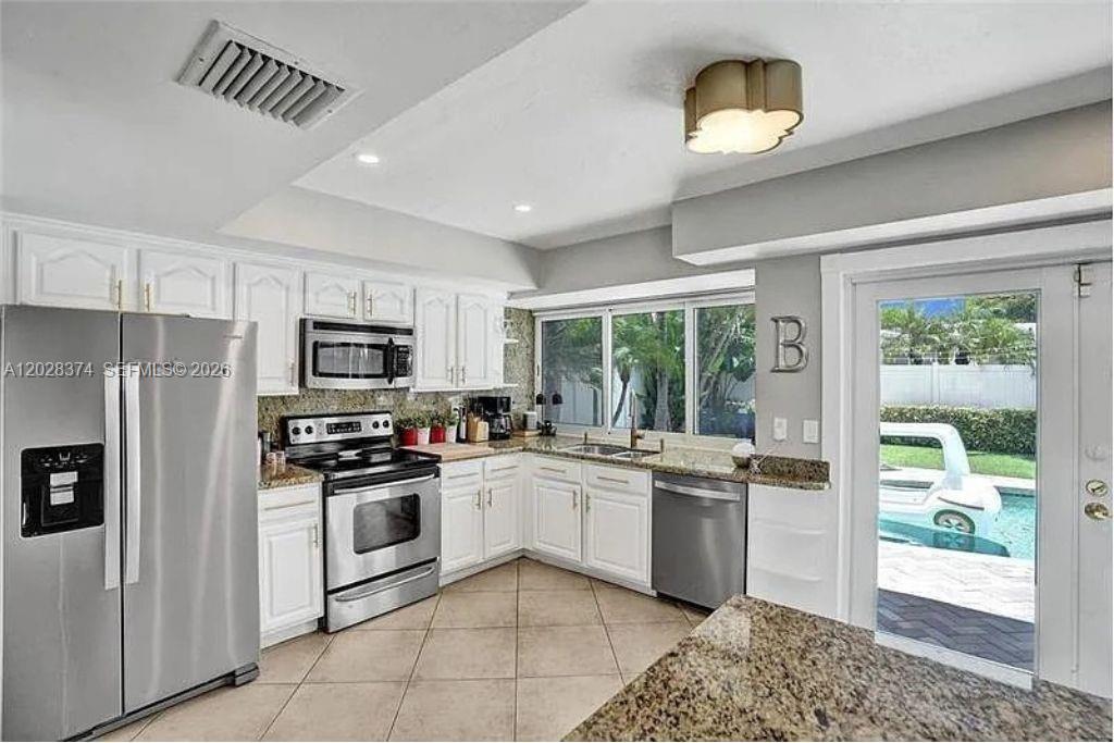 2080 Northeast 65th Street Fort Lauderdale, FL 33308 - Photo 7 of 38