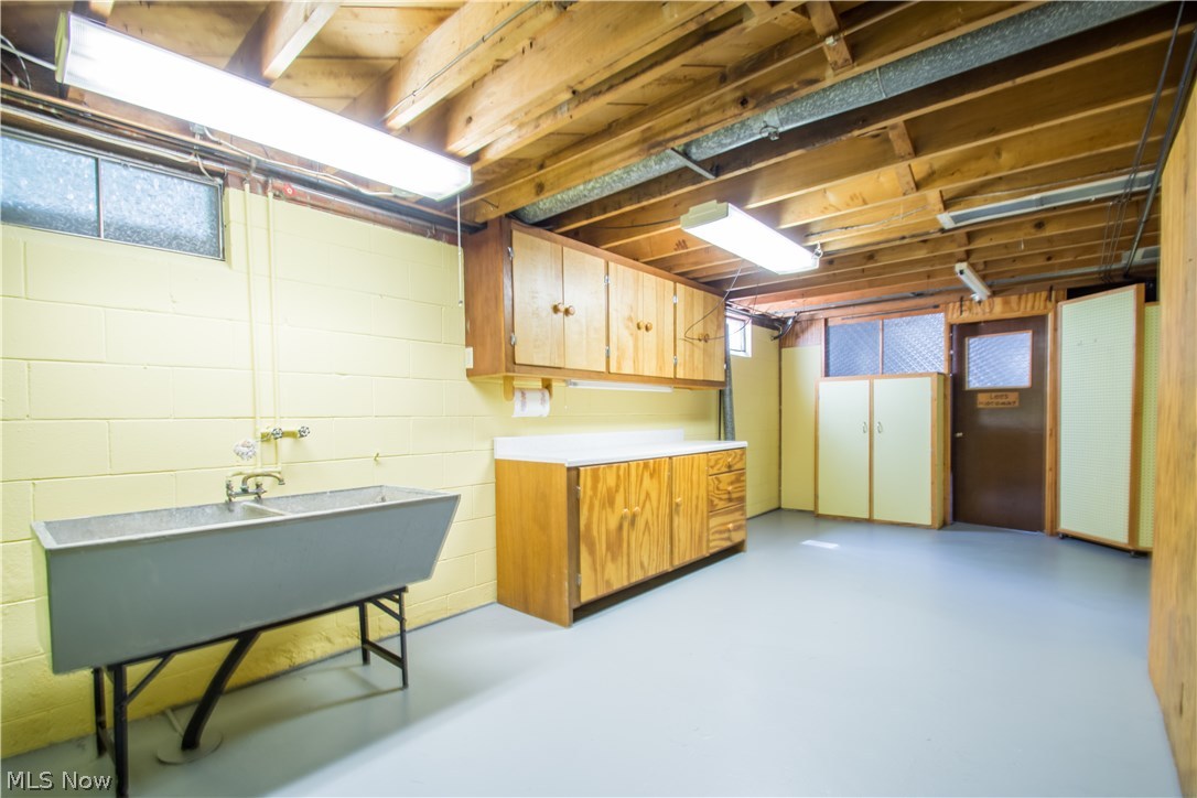 2250 Springfield Center Road Akron, OH 44312 - Photo 26 of 35 Large laundry room work space