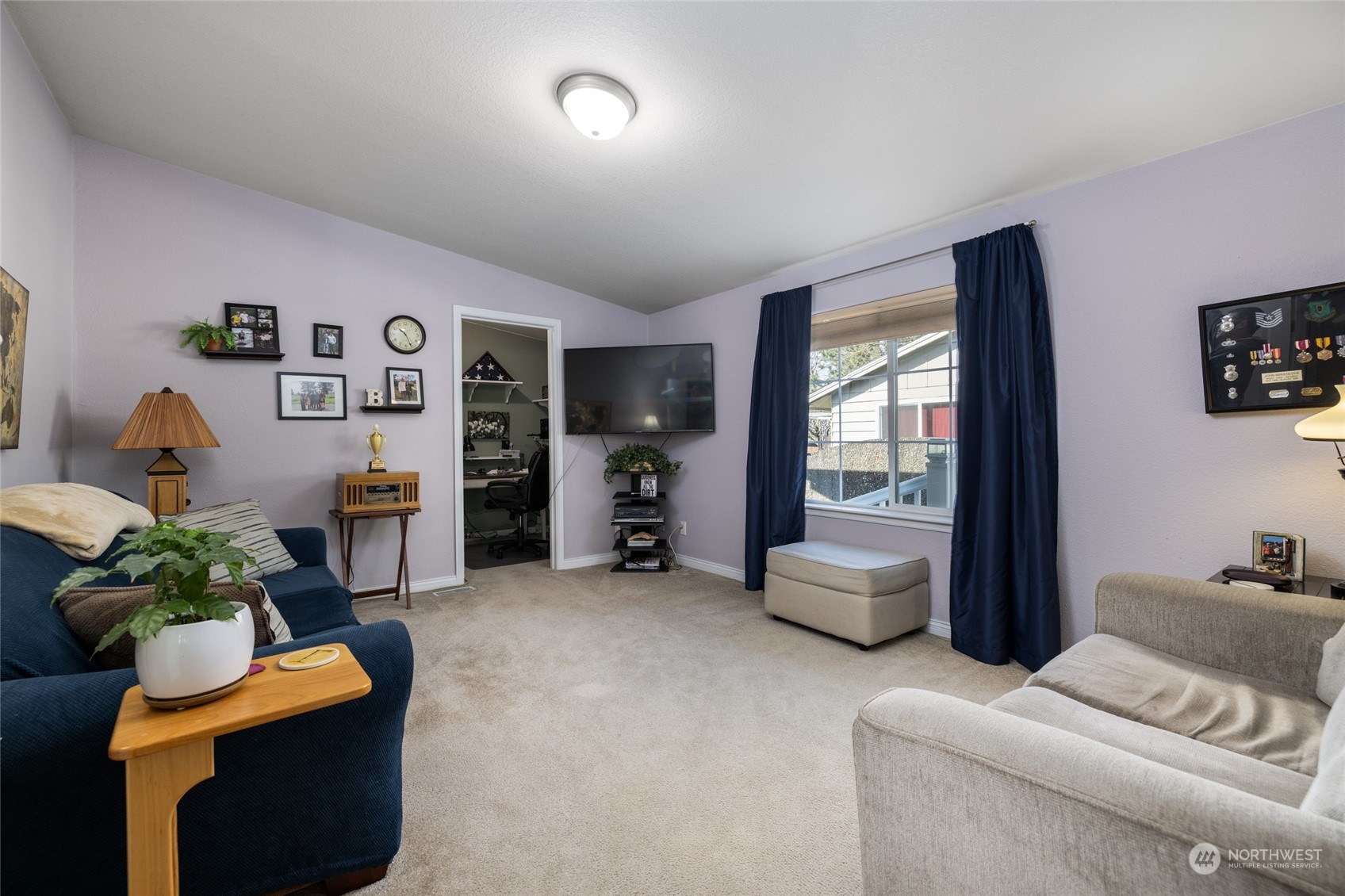 107 South Pass Road, Unit 3 Nooksack, WA 98276 - Photo 20 of 38 a living room with furniture and a potted plant