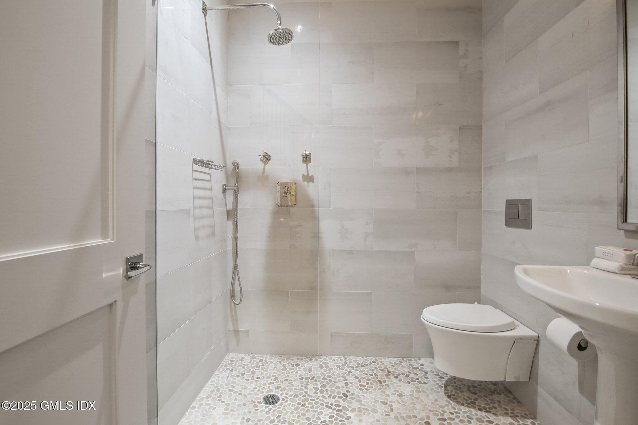 2 Oneida Drive, Unit B2 Greenwich, CT 06830 - Photo 20 of 29 Bathroom