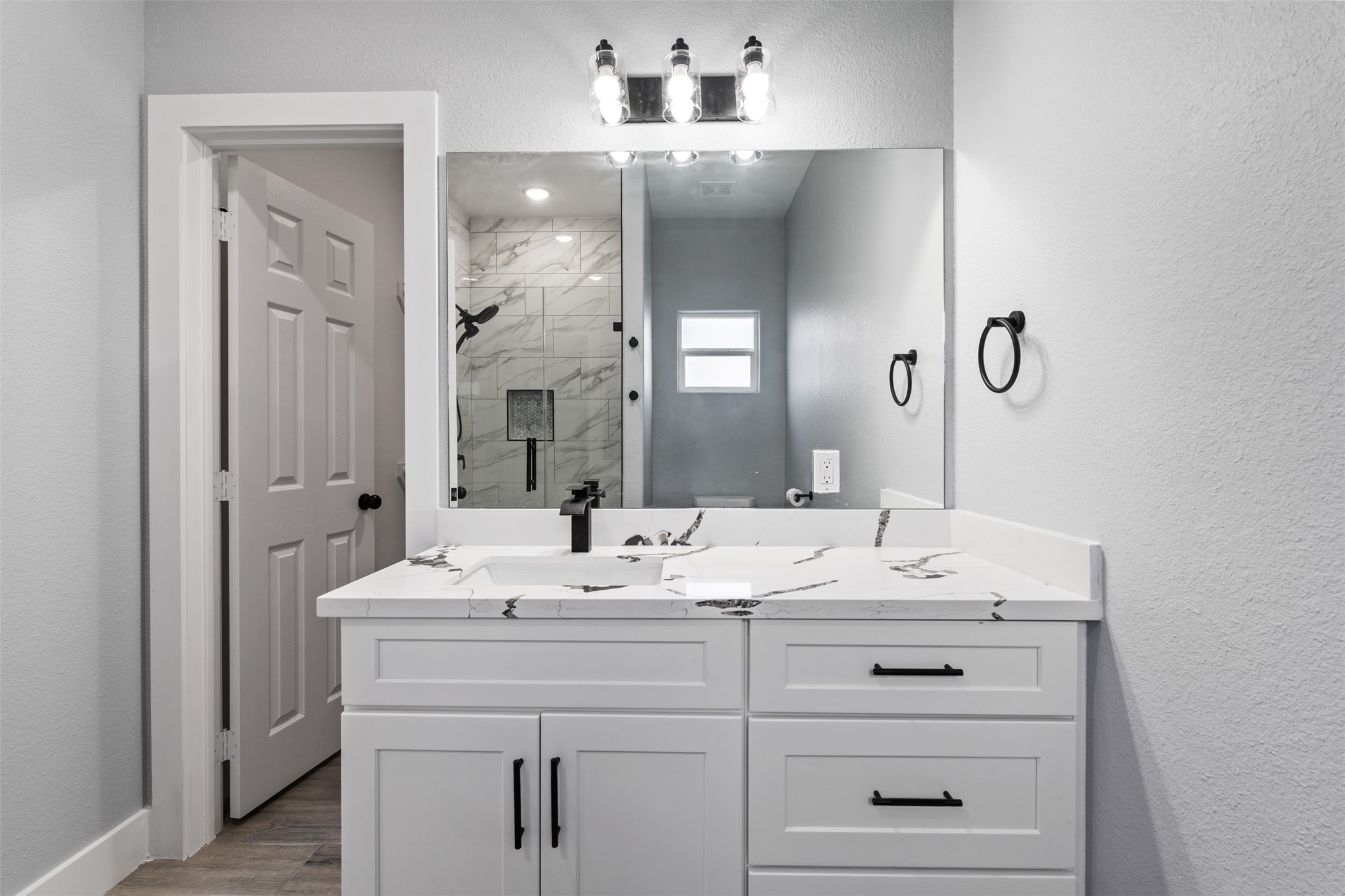 7 Meadowview Drive Trinity, TX 75862 - Photo 16 of 32 a bathroom with a sink vanity and mirror