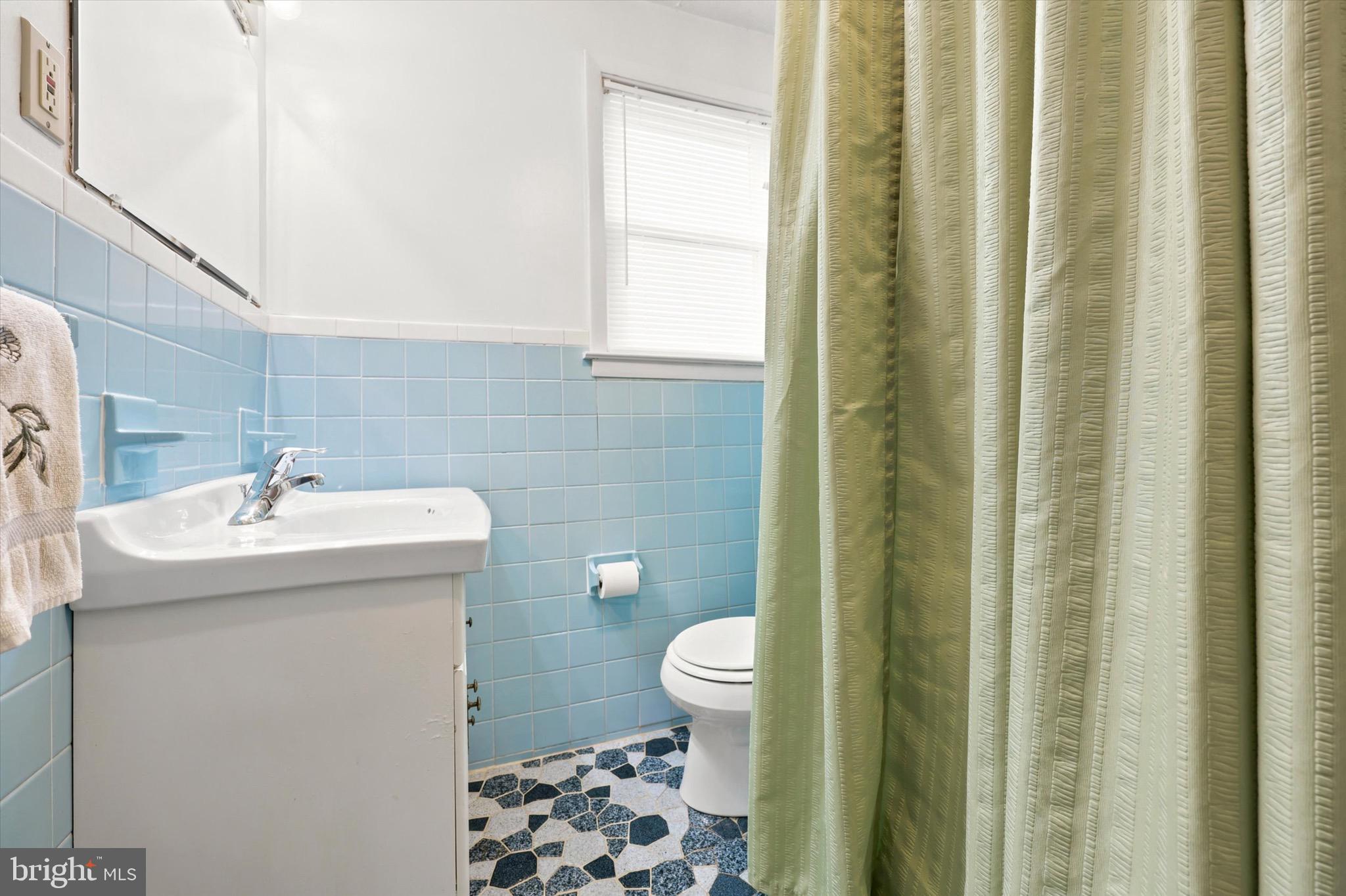 103 Wellington Road Aston, PA 19014 - Photo 18 of 24 Upper level full bath
