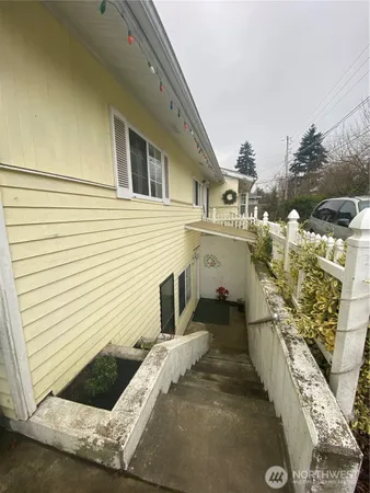a view of a house with a yard