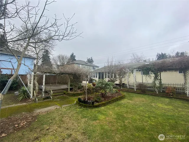 a view of a backyard