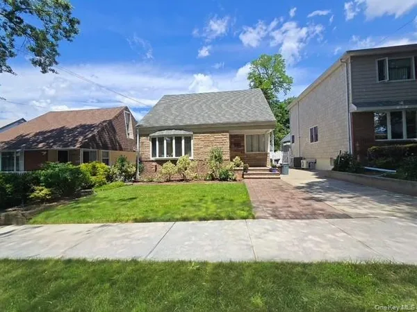 $1,235,000 | 248-41 Thebes Avenue | Little Neck