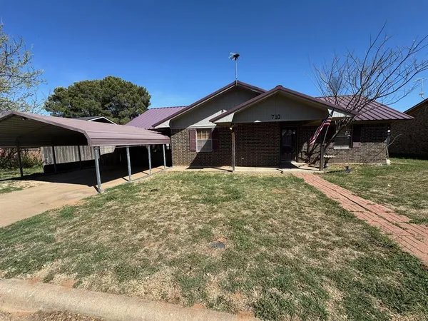 $139,000 | 710 North Charles Street, Seymour, TX 76380