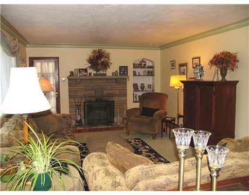 547 Justabout Road Venetia, PA 15367 - Photo 4 of 21 Living Room.