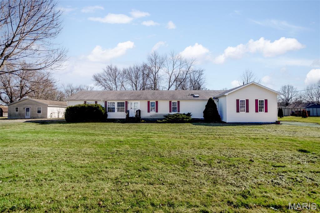 1014 East Water Street Litchfield, IL 62056 - Photo 1 of 41