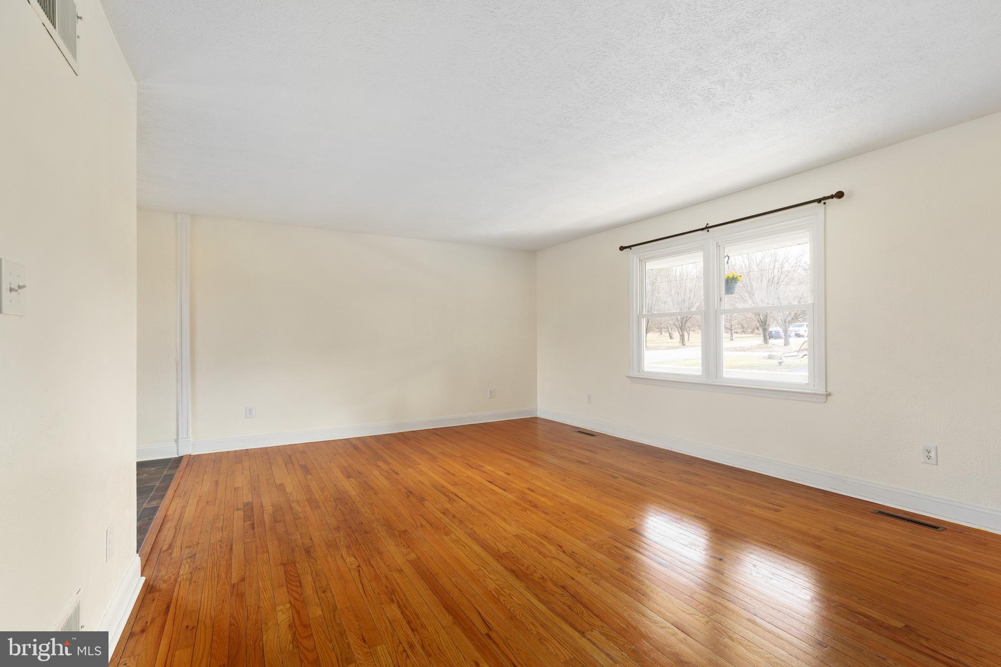 86 Poplar Road Front Royal, VA 22630 - Photo 24 of 39 Living Room