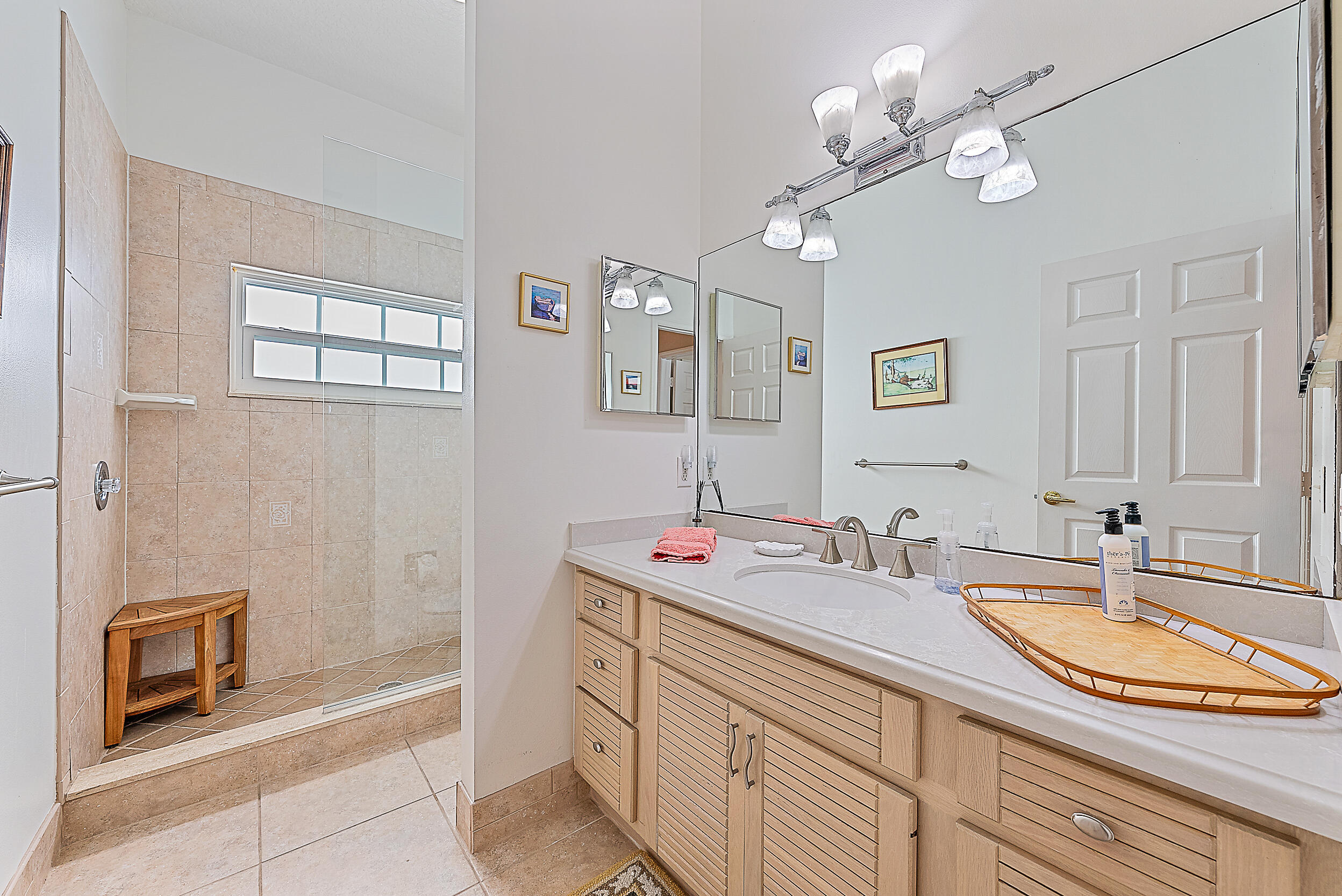 18760 Southeast River Ridge Road Jupiter, FL 33469 - Photo 17 of 28 Guest Bath