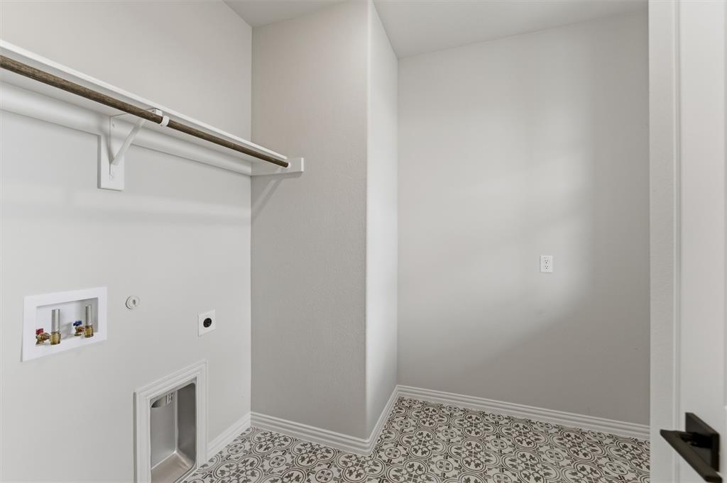 137 Moss Gln Lane Rhome, TX 76078 - Photo 13 of 25 a bathroom with a sink
