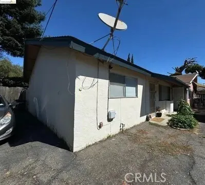 a view of a house with backyard and porch