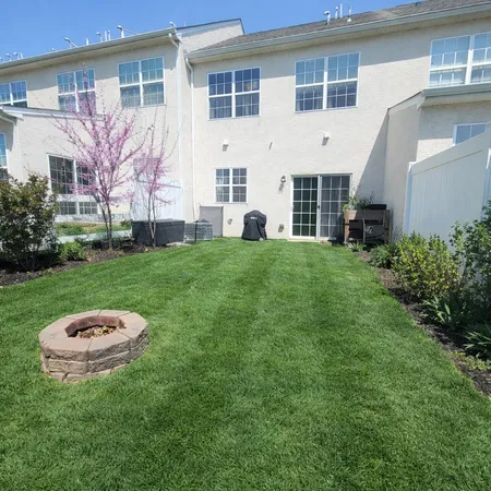 a view of a house with backyard