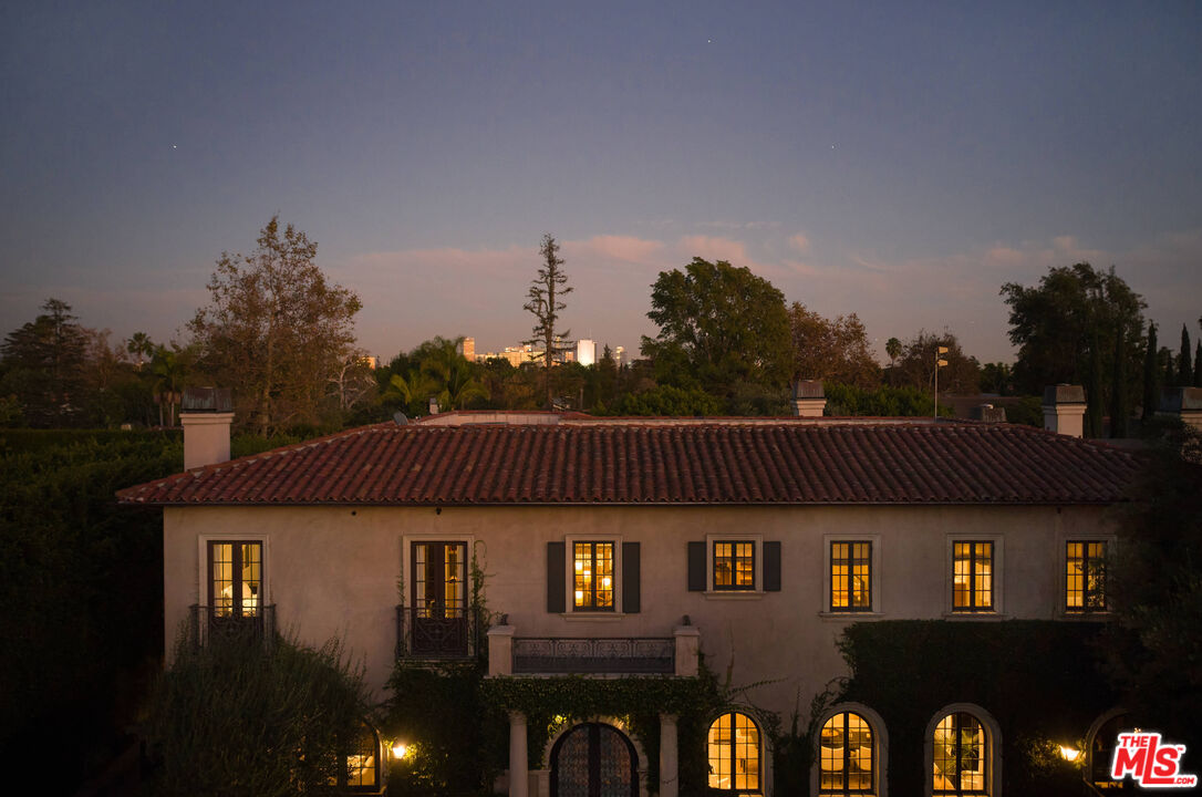 424 South Rimpau Boulevard Los Angeles, CA 90020 - Photo 1 of 1 a view of roof deck with table and chairs