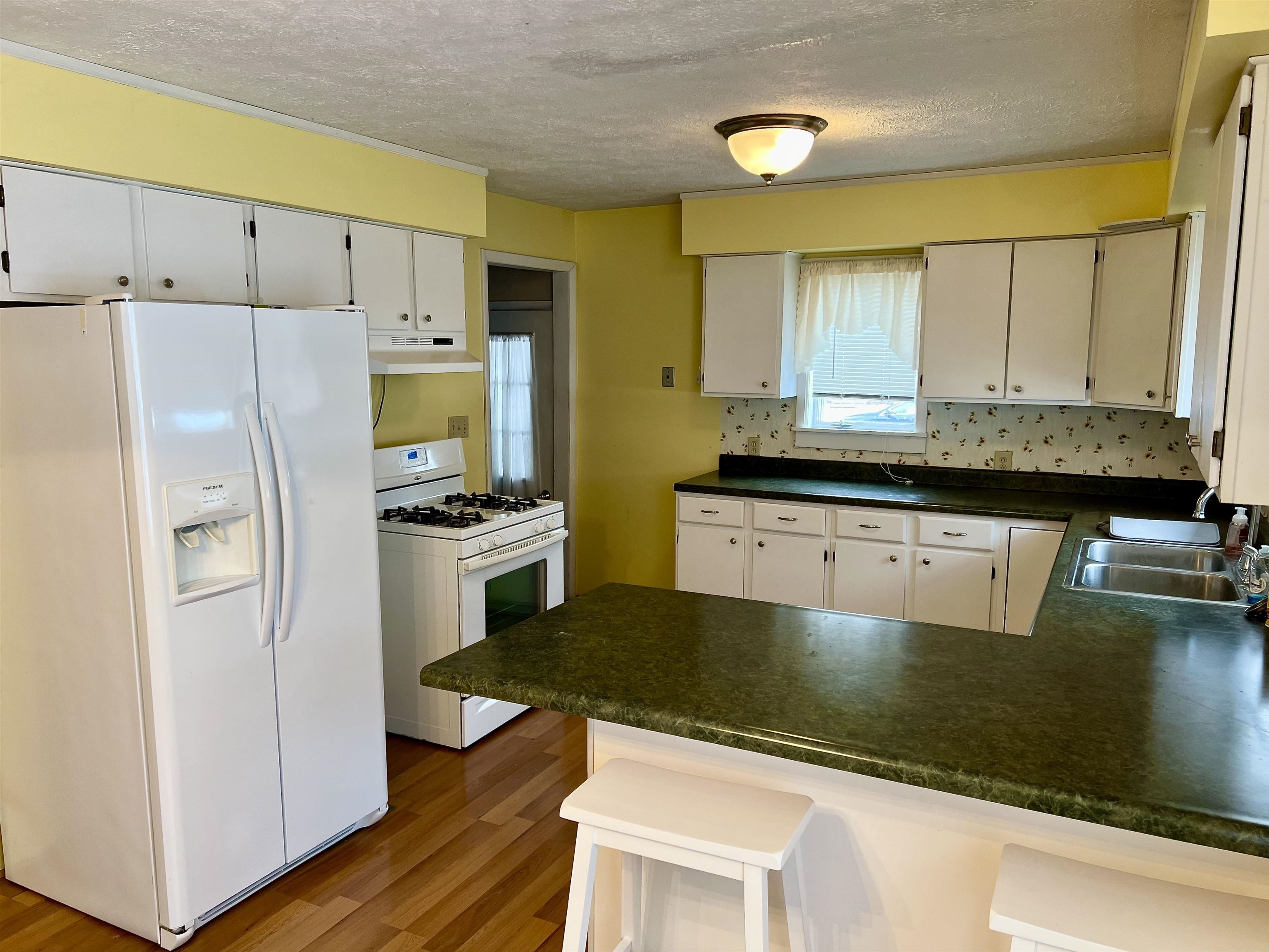 308 John R Street Clare, MI 48617 - Photo 5 of 32 1917869-cc3ce6b2-0bf4-441c-b791-8052c4617e76.JPG